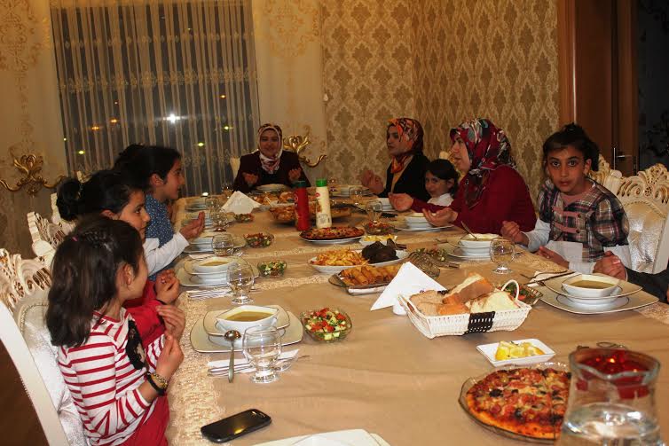 Tuba Işın, kimsesiz çocuklarla çizgi film izledi