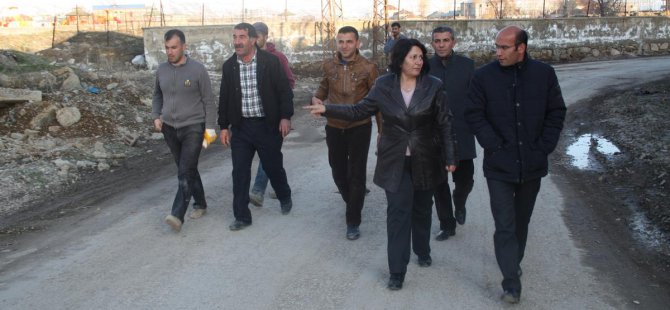 Yüksekova'da kilitli parke taşı döşeme çalışmaları