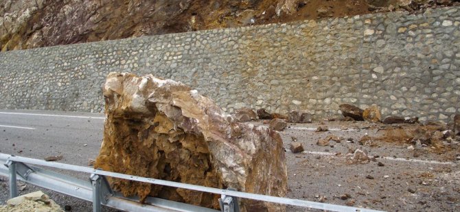 Elazığ'da karayoluna kaya düştü