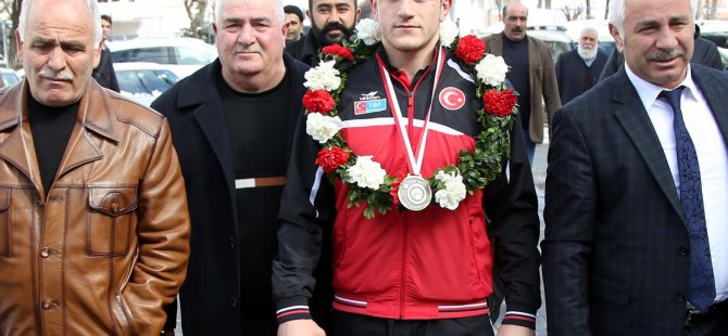 Milli güreşçiye mehteranlı karşılama