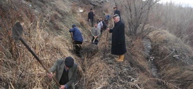 Kağızman'da su kanalları temizleniyor