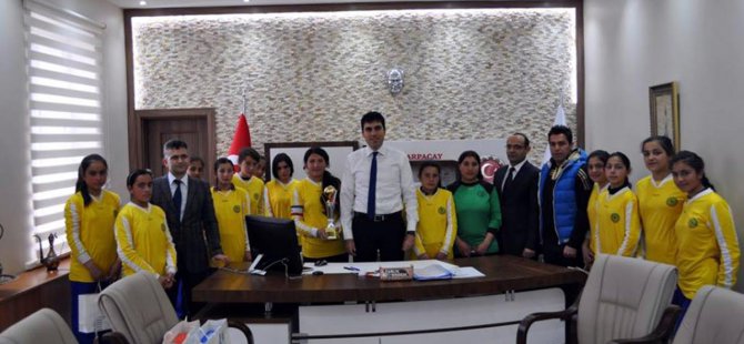 Arpaçay'da kızlar futbolda birinci oldu
