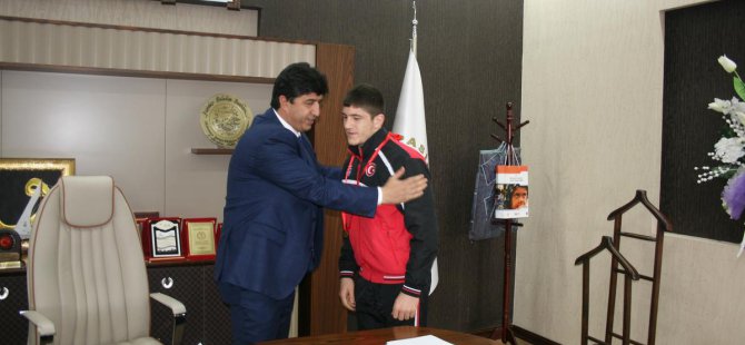 Pasinler'de başarılı sporcu altınla ödüllendirildi