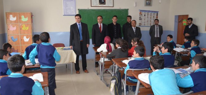 Özalp'te resim sergisi açıldı