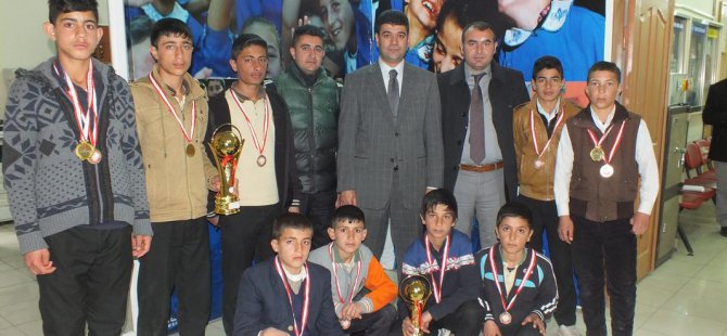 Atletezimde dereceye giren öğrenciler ödüllendirildi