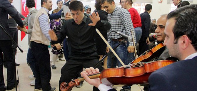 Devlet Klasik Türk Müziği Korosu engelliler için konser verdi