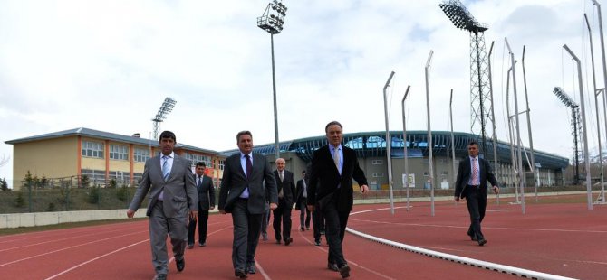 Vali Altıparmak, spor tesislerini gezdi