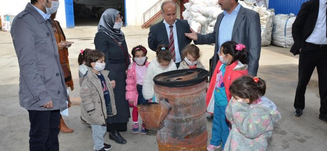 Anaokulu öğrencileri ambalaj atıkları tesisini gezdi