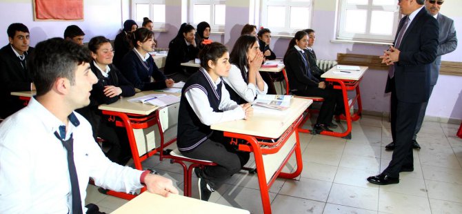 Vali Deniz, öğrencileri ziyaret etti