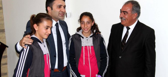 Kaymakam Çelikel, başarılı atletleri kabul etti