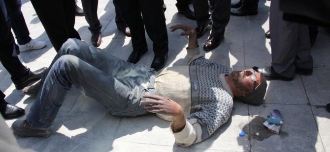 Valilik önünde kendini ateşe verdi