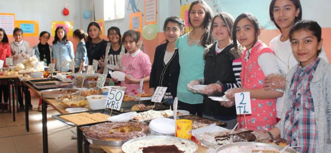 Yüksekova'da okul yararına kermes