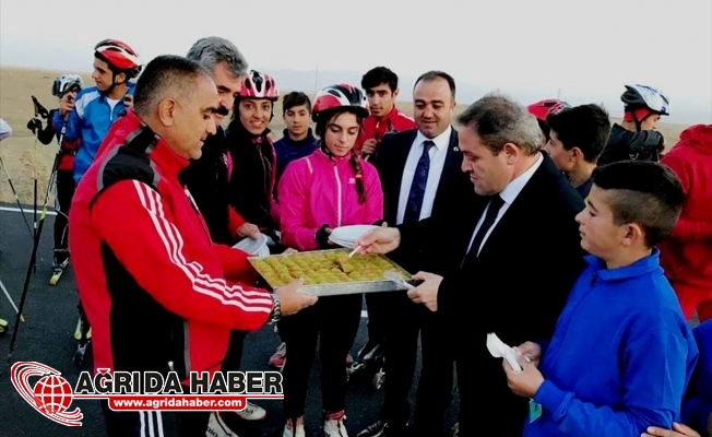Ağrı'da Kampta Olan Milli Kayakçılara Baklava İkramı
