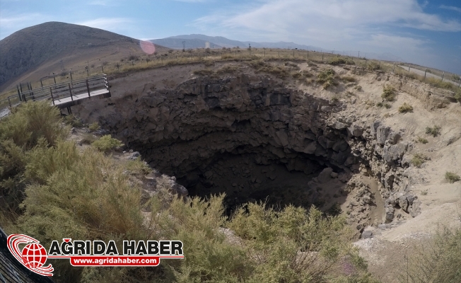 Dünyanın En Büyük İkinci Çukuru Turistleri Büyülüyor