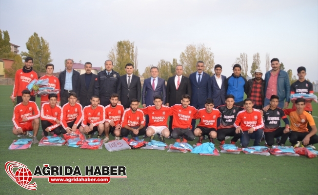 Eleşkirt Birlikspor'a Gençlik Hizmetleri ve Spor İl Müdürlüğünden Malzeme Desteği