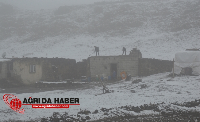 Yılın İlk Karı Tendürek Dağı Geçidi'ne Düştü