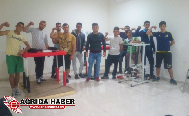 AĞÇED Sporcuları Bilek Güreşi Müsabakasına Hazırlanıyor