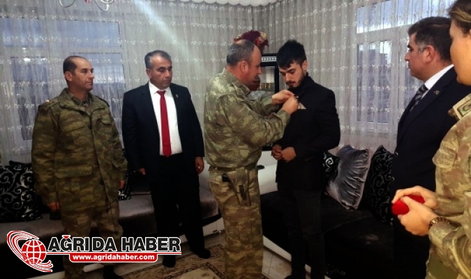 Ağrı Tendürek'te Gazi olan Askere Gazilik Rozeti verildi