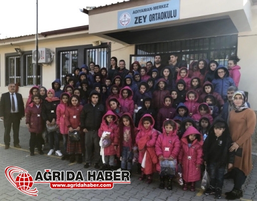 Adıyaman'da Köy Okulu Öğrencilerine Bot ve Mont Yardımı Yapıldı