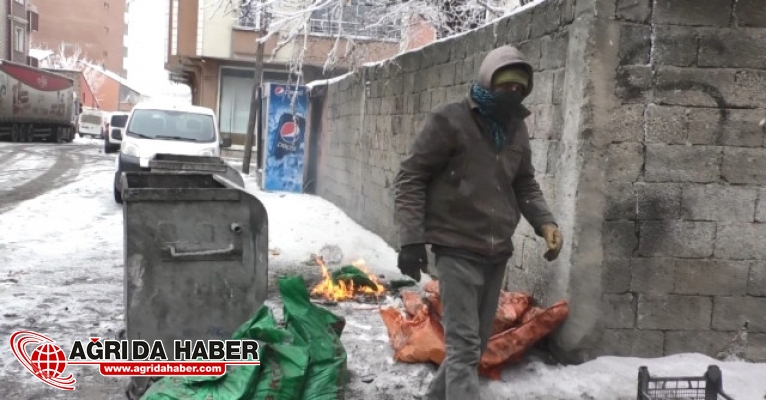 Yanmış Kömürleri Eleyip Satarak Ailesini Geçindiriyor Yanmış Kömürleri Eleyip Satarak Ailesini Geçindiriyor