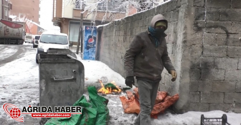 Yanmış Kömürleri Eleyip Satarak Ailesini Geçindiriyor