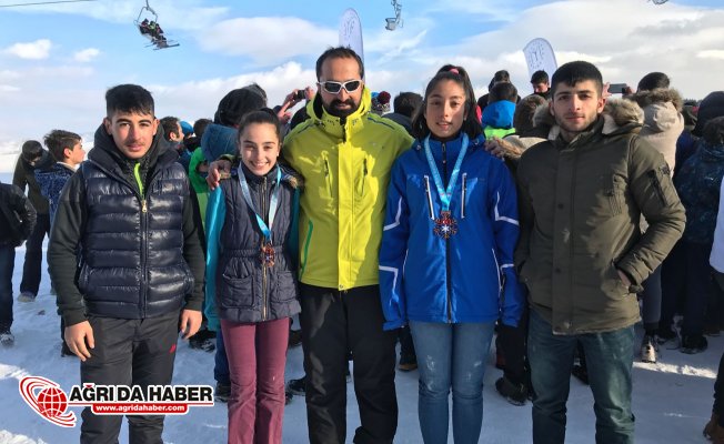 Ağrılı Kayakçılar Sarıkamış'tan Madalya İle Döndü