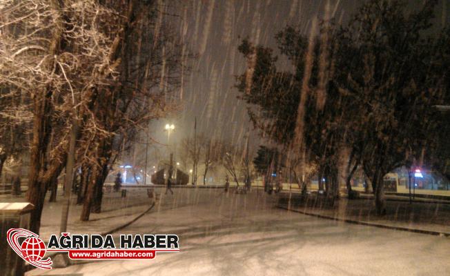 Ağrı’ya 2018 Yılının İlk Karı yağdı
