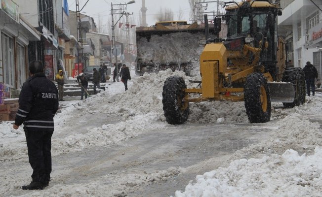 Başkale Belediyesinden kar temizleme çalışması