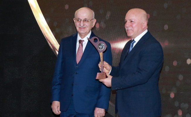 Başkan Sekmen “Yılın En Başarılı Büyükşehir Belediye Başkanı” seçildi
