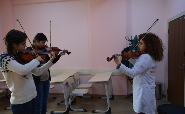Berivan Kültür-Sanat Merkezi notalarla, tuvallerle, boyalarla şenleniyor Berivan Kültür-Sanat Merkezi notalarla, tuvallerle, boyalarla şenleniyor