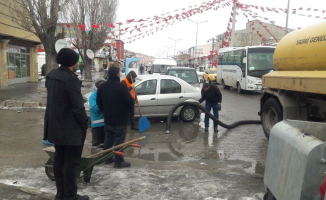 Çaldıran’da kar ve kar suyu temizleme çalışması