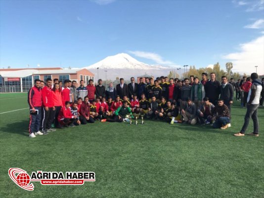 Doğubayazıt'ta Okul Sporları Müsabakaları Sona Erdi