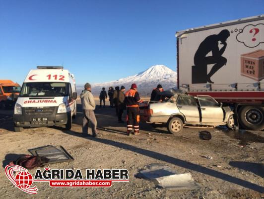 Doğubayazıt'ta Otomobil TIR'a Çarptı: 1 Ölü!