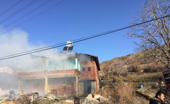Elazığ’da çatı yangını Elazığ’da çatı yangını