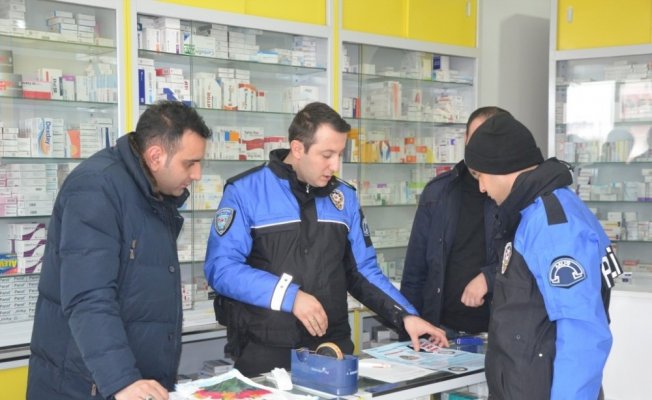 Polisten esnafa broşürlü bilgilendirme Polisten esnafa broşürlü bilgilendirme