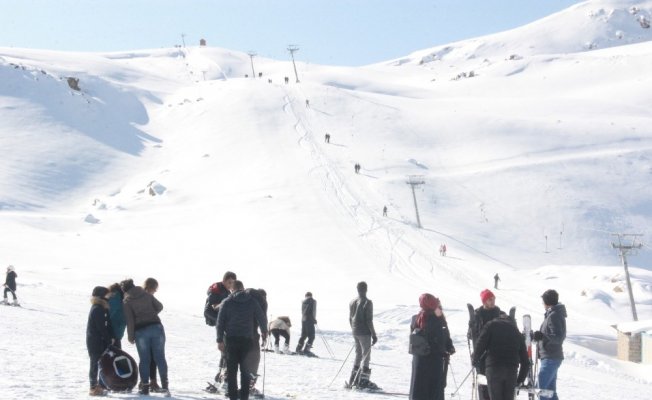 Vatandaşlar hafta sonu kayak merkezine akın etti