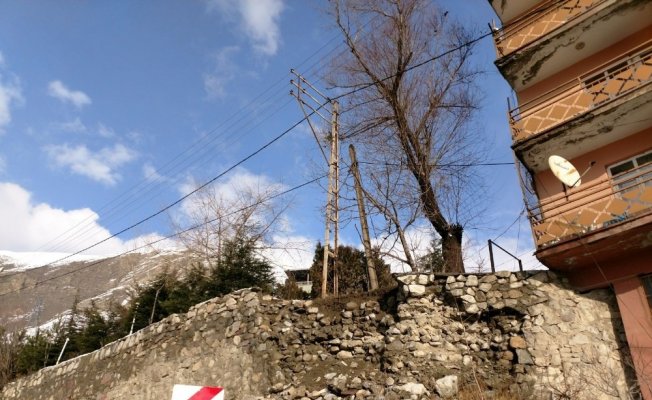 Yağışlara dayanamayan istinat duvarı çöktü Yağışlara dayanamayan istinat duvarı çöktü