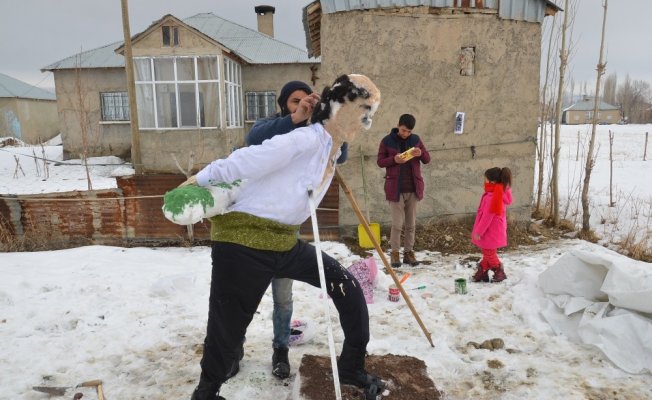 Yüksekova’da kardan Seyit Onbaşı heykeli Yüksekova’da kardan Seyit Onbaşı heykeli