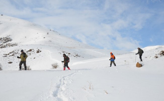Yüksekova’nın karlı dağlarında doğa yürüyüşü