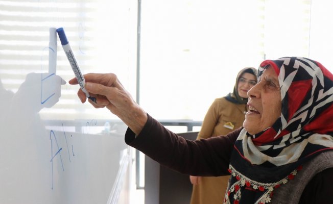 86 yaşında okuma-yazma öğreniyor