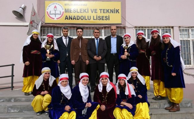 Adilcevaz halk oyunları ekibi il birincisi oldu Adilcevaz halk oyunları ekibi il birincisi oldu