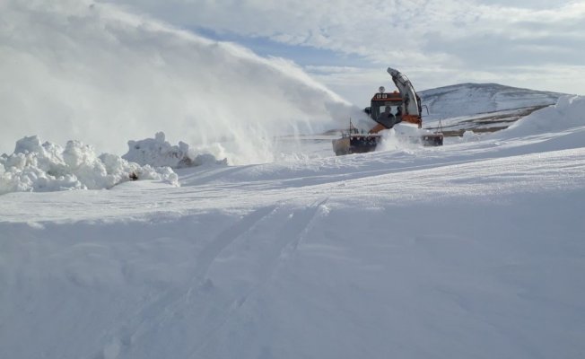 Ardahan’da kar ve tipi nedeniyle kapanan yollar ulaşıma açıldı