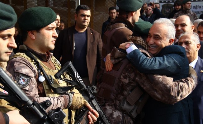 Bakan Fakıbaba Afrin’e giden PÖH’leri sarılarak uğurladı