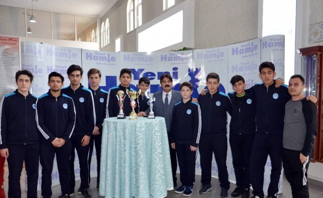 Basketbolda bölge şampiyonu olan okulda öğrencilerin spora ilgisi arttı