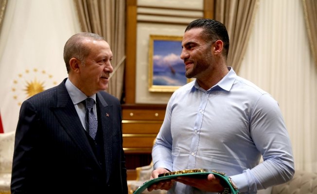 Cumhurbaşkanı Erdoğan Suriyeli şampiyon boksörü kabul etti Cumhurbaşkanı Erdoğan Suriyeli şampiyon boksörü kabul etti