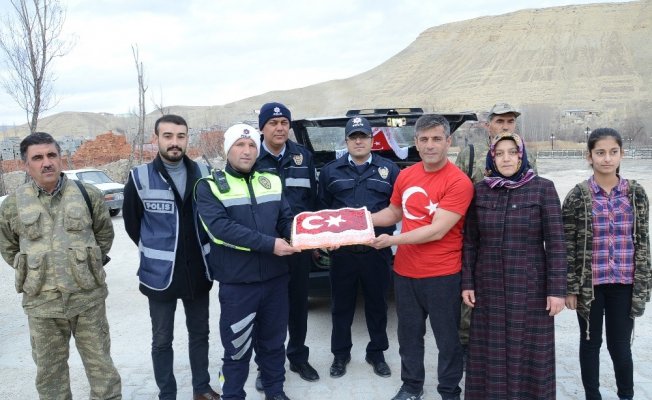 Darendeli kapıcıdan Mehmetçik ve polise pastalı destek Darendeli kapıcıdan Mehmetçik ve polise pastalı destek