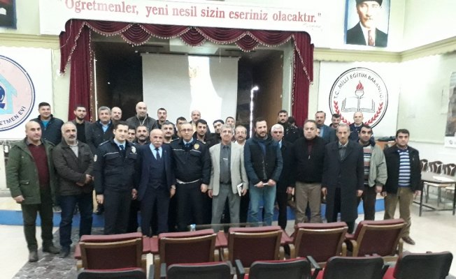 Emniyetten okul servis şoförlerine seminer Emniyetten okul servis şoförlerine seminer