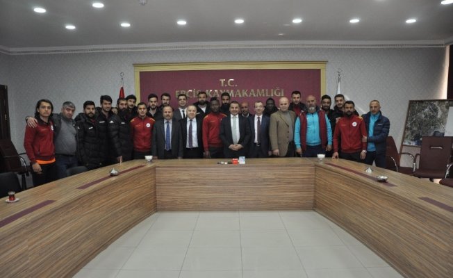 Erciş Gençlik Belediyesporlu futbolcularından Kaymakam Yaşar’a ziyaret