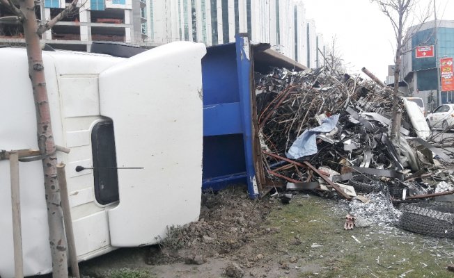 Esenyurt’ta aşırı yüklü tır devrildi