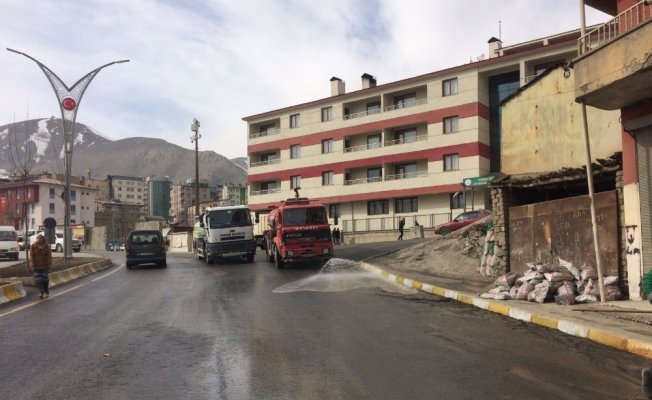 Hakkari caddeleri tazyikli suyla yıkandı Hakkari caddeleri tazyikli suyla yıkandı